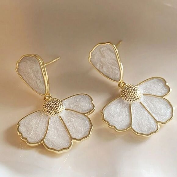 Anthropologie Jewelry - White flower dangle earrings #1206